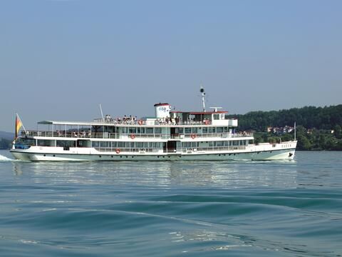 Schiff "MS Baden" fahrend auf dem Bodensee.